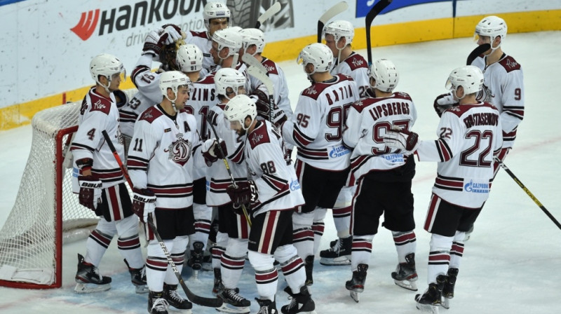 Rīgas "Dinamo" hokejisti priecājas pēc uzvaras Minskā. Foto: hcdinamo.by