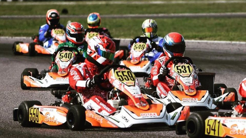 Grūbe un Gasparovičs cīņā ar konkurentiem. Foto: Rotax Baltic Karting