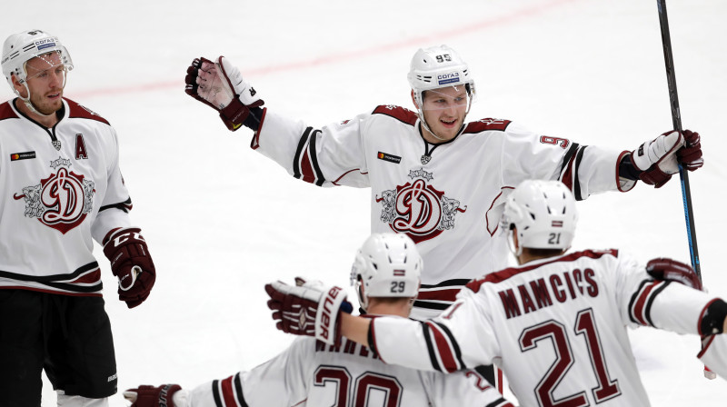Rīgas ''Dinamo'' hokejisti. Centrā - Oskars Batņa. Foto: Mikhail Japaridze/TASS/Scanpix