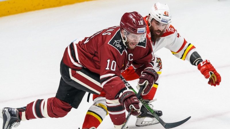 Lauris Dārziņš cīņā ar Garetu Hantu. Foto: Raimonds Volonts/dinamoriga.lv