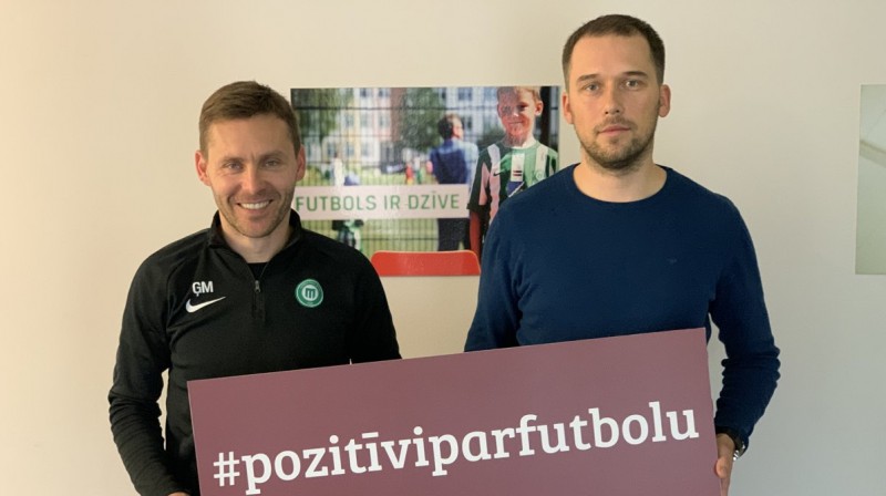 Ģirts Mihelsons un portāla pozitiviparfutbolu.lv veidotājs Mārtiņš Krišjānis. Foto: pozitiviparfutbolu.lv