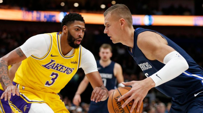 Entonijs Deiviss un Kristaps Porziņģis. Foto: Vernon Bryant / dallasnews.com