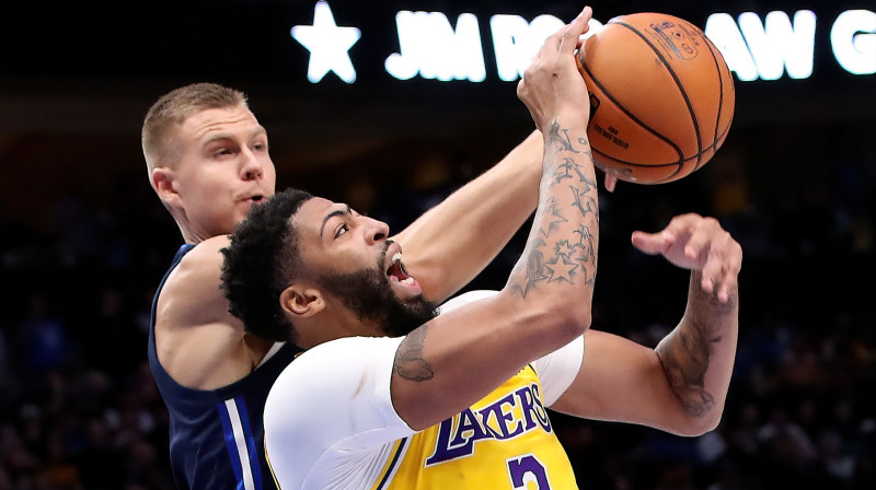 Kristaps Porziņģis un Entonijs Deiviss. Foto: Reuters/Scanpix