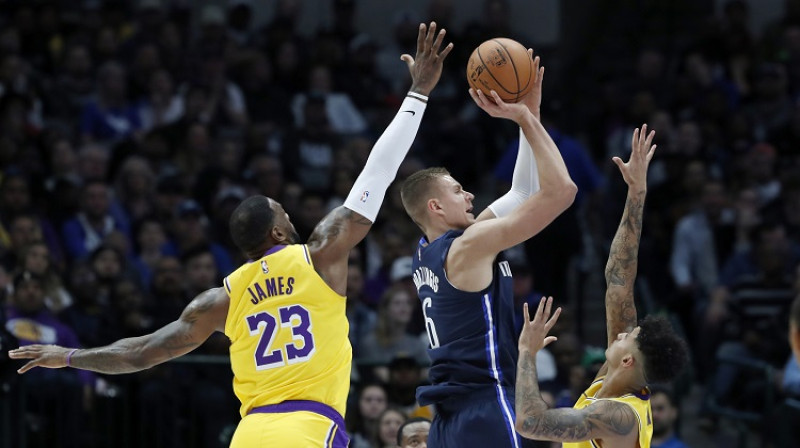 Kristaps Porziņģis 2019. gada 1. novembrī cīņā ar Lebronu Džeimsu un Kailu Kuzmu. Foto: AP/Scanpix