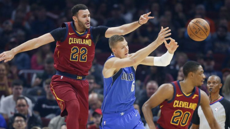 Kristaps Porziņģis pret "Cavaliers". Foto: AP/Scanpix