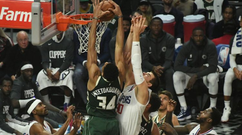 Jannis Adetokunbo uzbrukumā "Clippers" grozam. Foto: USA Today Sports/Scanpix