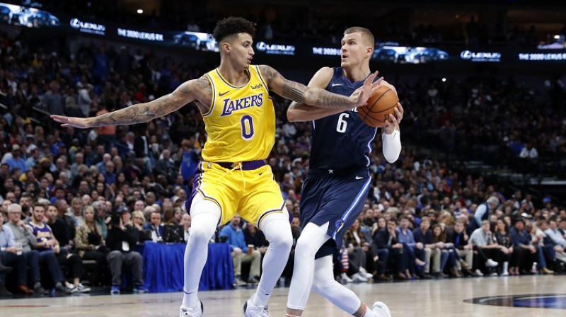 Kristaps Porziņģis cīņā ar "Los Angeles Lakers" spēlētāju Kailu Kuzmu. Foto: AP/Scanpix