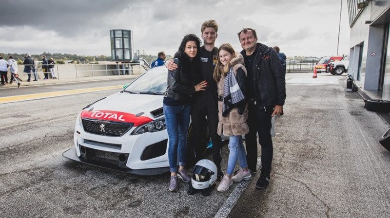 Vītolu ģimene pie “Peugeot Sport” rūpnīcas komandas automašīnas. Foto: No sportista personīgā arhīva