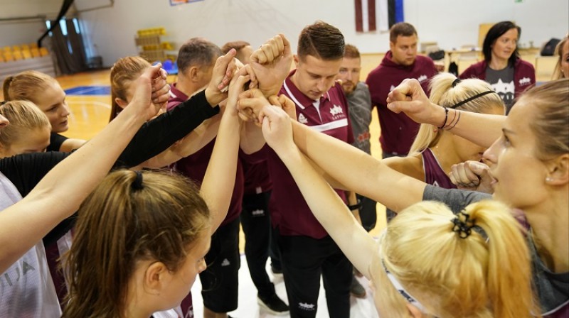 Mārtiņš Gulbis kopā ar komandu. Foto: Romāns Kokšarovs/f64