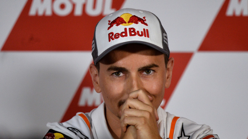 Jorhe Lorenso emocionālā preses konferencē paziņo par karjeras beigām. Foto: AFP/Scanpix