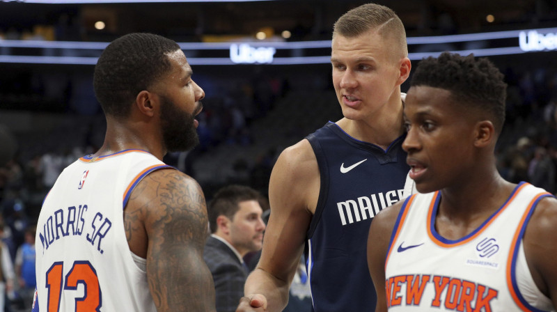 Kristaps Porziņģis sasveicinās ar "Knicks" basketbolistu Markusu Morisu. Foto: AP/Scanpix