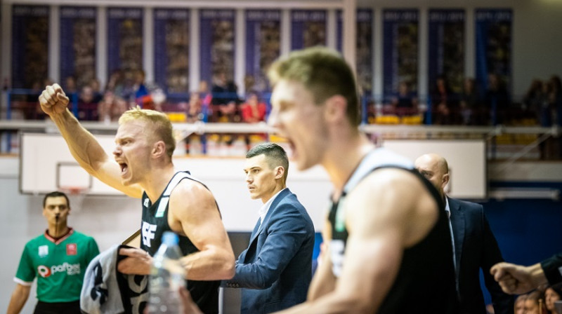 Kristaps Mediss un Artūrs Kurucs priecājas par komandas biedru veikumu. Foto: Alekss Puškins