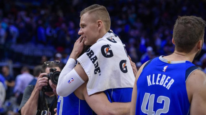 Kristaps Porziņģis pēc spēles apsveic Luku Dončiču. Foto: USA Today Sports/Scanpix