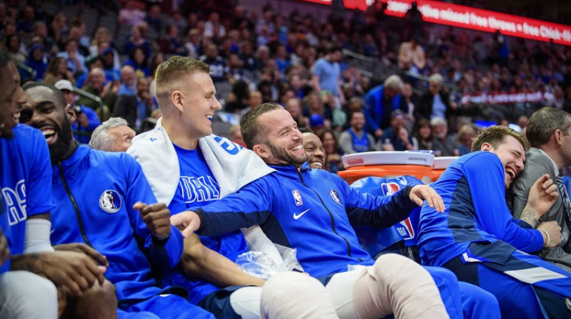 Tims Hārdevejs jaunākais, Kristaps Porziņģis, Huans Barea un Luka Dončičs 2019. gada 20. novembrī. Foto: USA Today/Scanpix