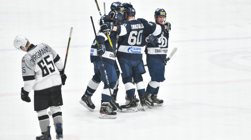 Sanktpēterburgas "Dynamo" svin vārtus cīņā ar HK "Rīgu". Foto: mhl.khl.ru