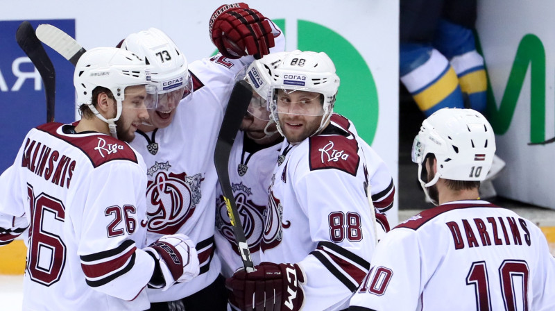 Rīgas ''Dinamo'' hokejisti. Vidū - Brendons Makmilans (nr. 88). Foto: Dmitry Feoktistov/TASS/Scanpix