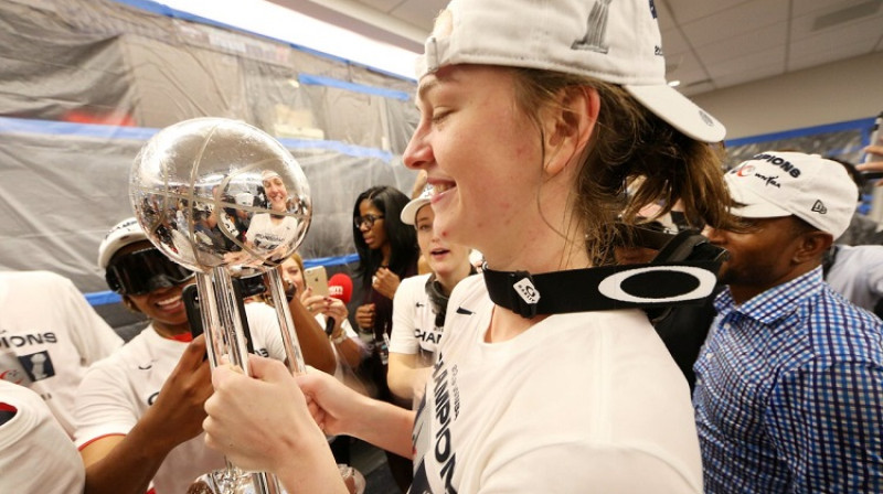 Emma Mēsemana ar WNBA kausu 2019. gada 10. oktobrī. Foto: WNBA/Mystics
