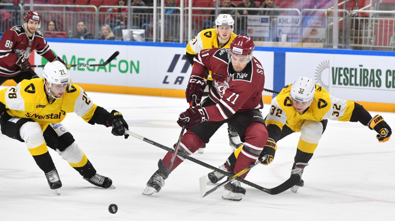 Kristaps Sotnieks (centrā). Foto: Romāns Kokšarovs/F64