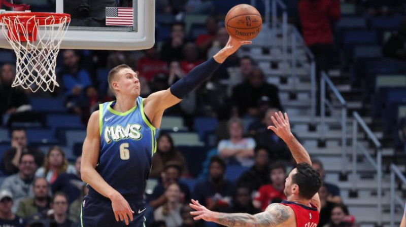 Kristaps Porziņģis bloķē pretinieku metienu. Foto: AP/Scanpix
