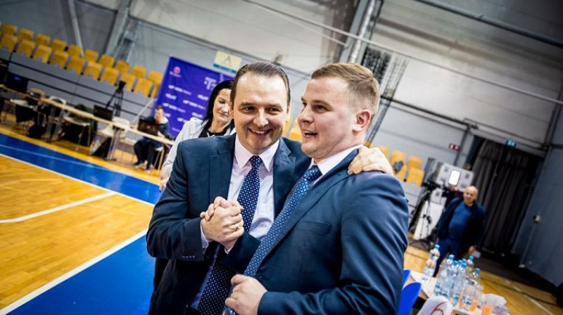 Mārtiņš Zībarts un Matīss Rožlapa pēc TTT uzvaras pār UGMK. Foto: Renārs Koris