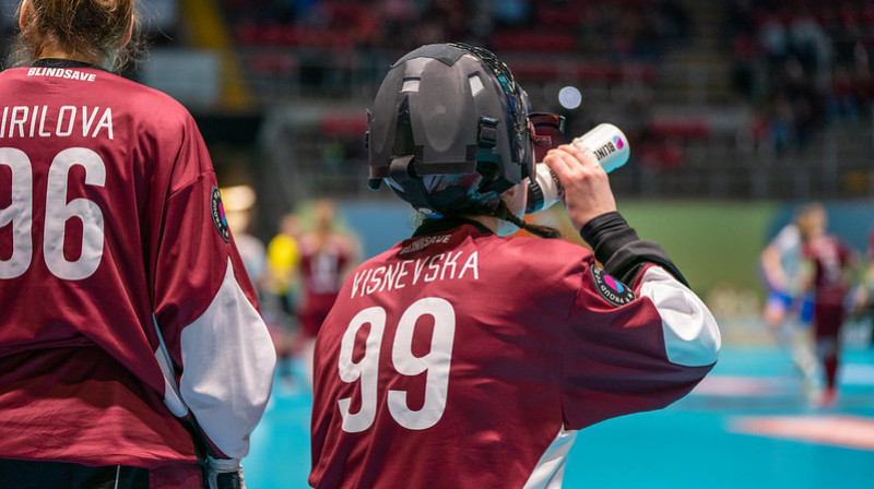 Šodienas mačā pamatīgi nopūlēties dabūja gan Lauma Višņevska, gan Kristīne Kirilova
Foto: IFF Floorball