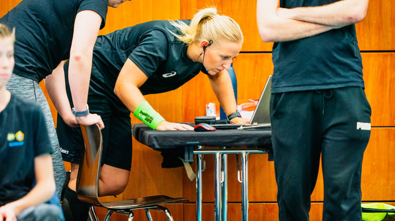 Tiesnese pēta video atkārtojumu spēlē starp ASV un Taizemi
Foto: IFF Floorball