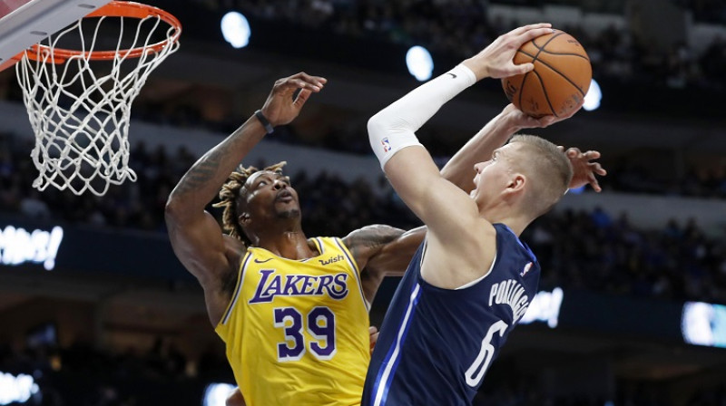 Kristaps Porziņģis 2019. gada 2. novembrī cīņā ar Dvaitu Hovardu. Foto: AP/Scanpix
