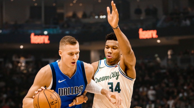 Kristaps Porziņģis un Jannis Adetokunbo. Foto: Mavs.com