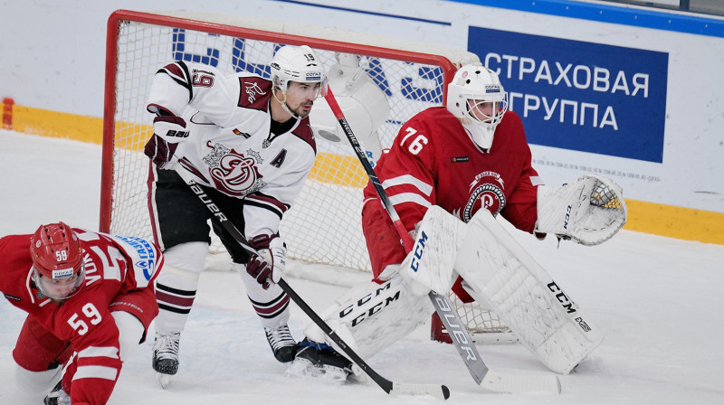 Miķelis Rēdlihs vārtu priekšā iepriekšējā abu komandu spēlē. Foto: hcvityaz.ru