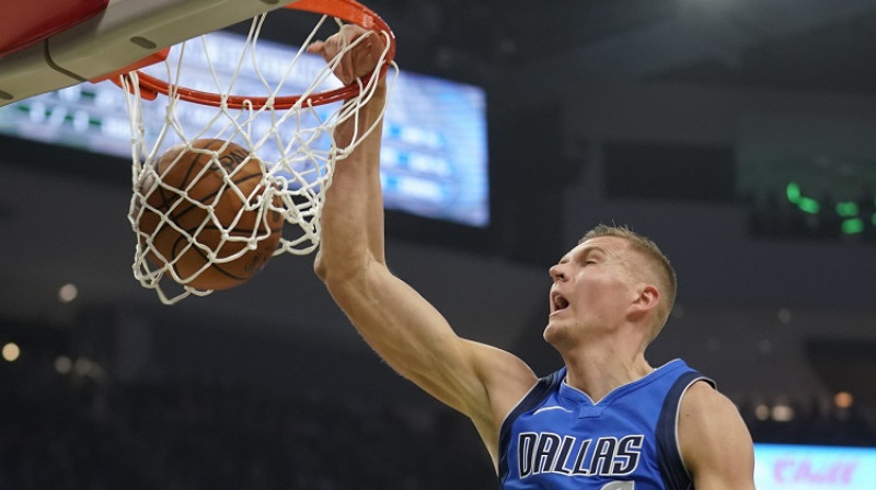 Kristaps Porziņģis spēlē pret "Milwaukee Bucks". Foto: Scanpix