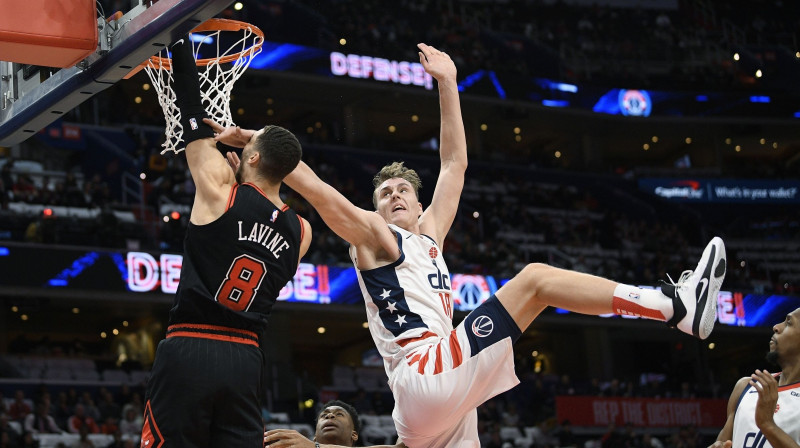 Anžejs Pasečņiks pret Zeku Lavīnu. Foto: AP/Scanpix