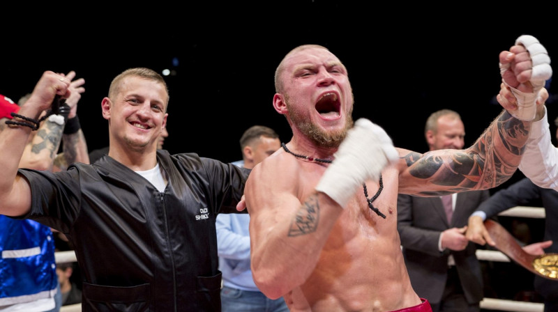 Ričards Bolotņiks (pa labi) un viņa treneris Dmitrijs Šiholajs. Foto: Boris Simson (Facebook)