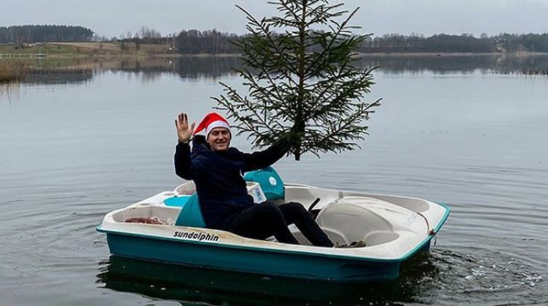 Reinis Nitišs ar Ziemassvētku eglīti laivā. Foto: Sportista Instagram profils