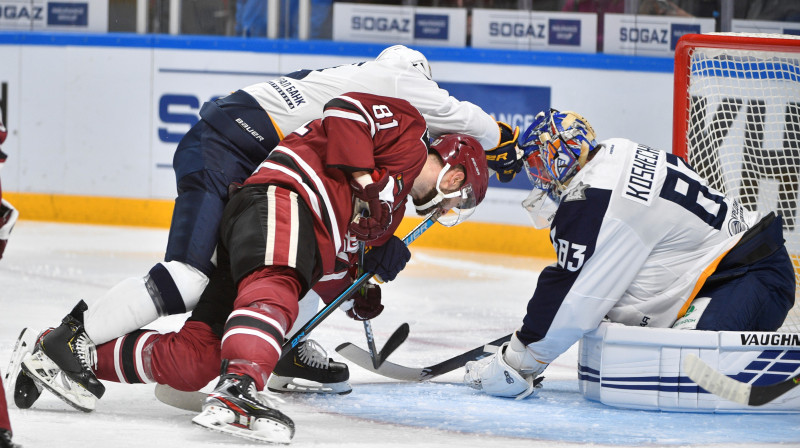 Koltons Gilīss cīnās pretinieku vārtu priekšā. Foto: Romāns Kokšarovs/F64