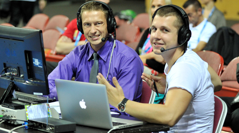 Edgars Buļs un Raimonds Zeps, komentējot Eiropas U18 čempionāta pusfinālu starp Latviju un Horvātiju 2013. gada vasarā. Foto: Romāns Kokšarovs/f64