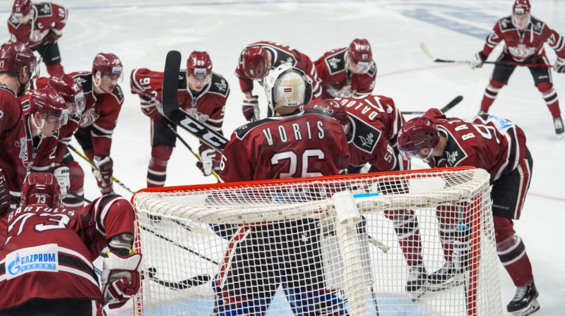 Jānis Voris un Rīgas ''Dinamo'' komanda. Foto: Raimonds Volonts/dinamoriga.lv