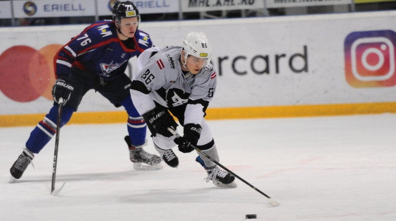 Bulats Gaļimovs ar ripu. Foto: mhl.khl.ru