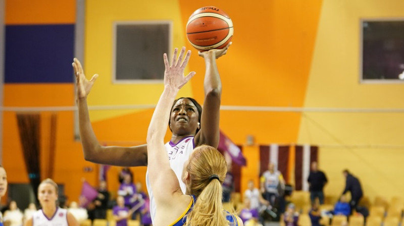 Binta Drammeha: 18 punkti un 10 atlēkušās bumbas uzvarā pār "Castors Braine". Foto: Romāns Kokšarovs, f64