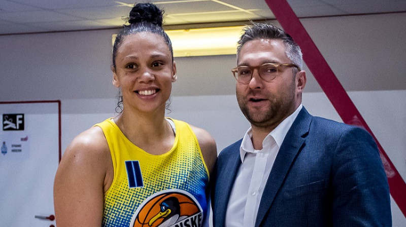 Danielle Hamilton-Carter un EWBL direktors Edgars Zanders. Foto: EWBL