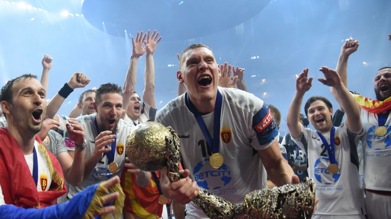 Dainis Krištopāns ar Čempionu līgas kausu. Foto: AFP/Scanpix