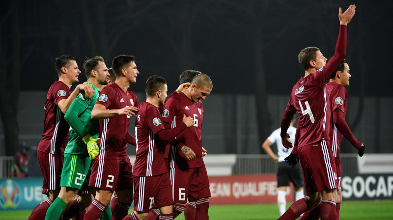 Latvijas futbola izlase. Foto: Romāns Kokšarovs/F64