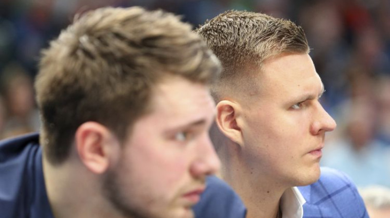 Luka Dončičs un Kristaps Porziņģis. Foto: AP/Scanpix