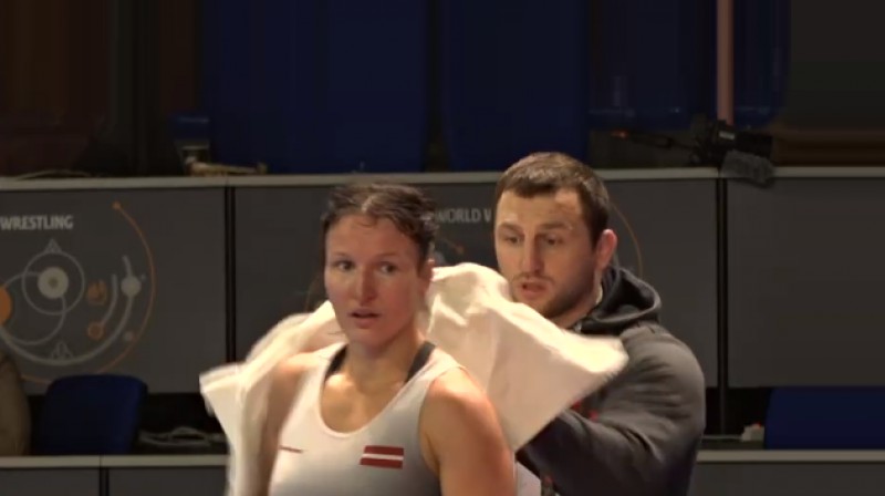 Anastasija Grigorjeva un treneris Armands Zvirbulis. Foto: United World Wrestling