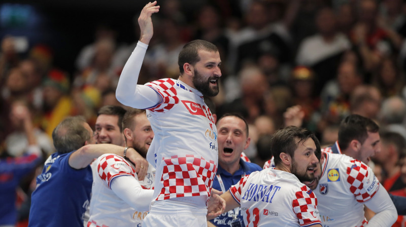 Horvātijas handbola izlase priecājas pēc uzvaras pār Vāciju. Foto: EPA/Scanpix