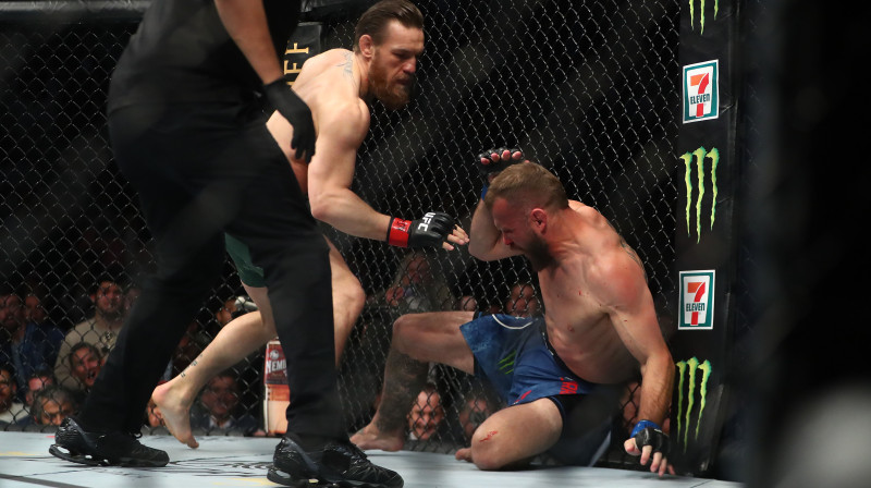 Konors Makgregors izdara sitienu pa zemē nogāzto Donaldu Seroni. Foto: USA Today Sports/Scanpix