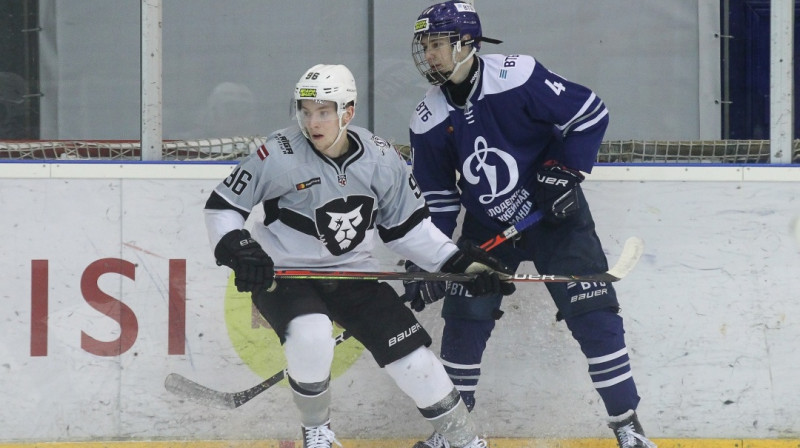 Ričards Grīnbergs (Nr. 96) cīņā. Foto: mhl.khl.ru