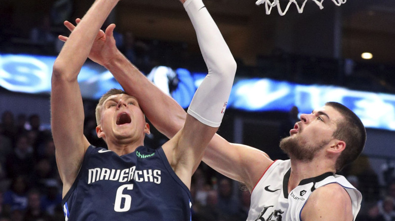 Kristaps Porziņģis un Ivica Zubacs. Foto: AP/Scanpix