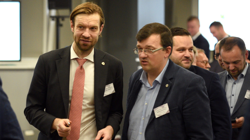 Kaspars Gorkšs un Dainis Kazakevičs LFF kongresā 2019. gada oktobrī. Foto: Romāns Kokšarovs/f64
