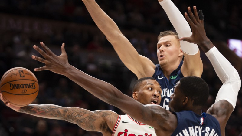 Kristaps Porziņģis un Doriens Finnijs-Smits aizsardzībā pret Deimienu Lilardu. Foto: USA Today Sports/Scanpix