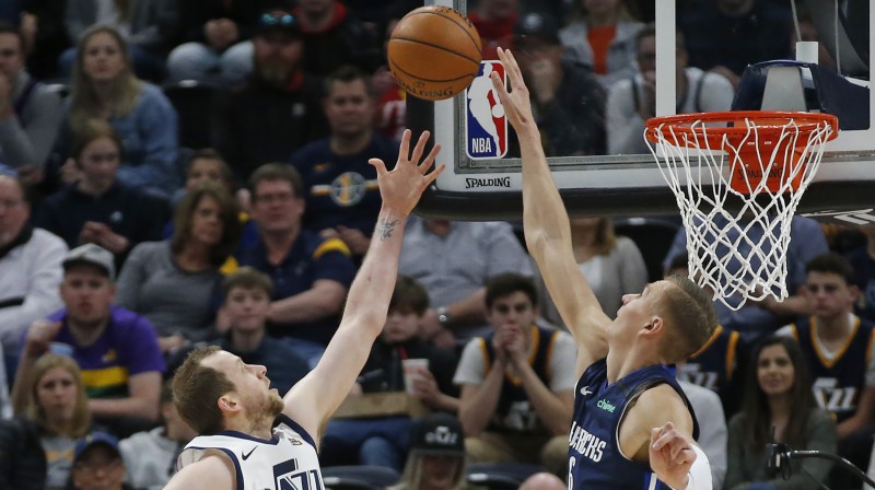 Kristaps Porziņģis pret Džo Inglsu. Foto: AP/Scanpix